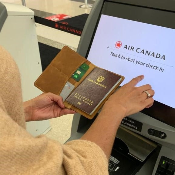 Porta pasaporte de cuero miel en aeropuerto